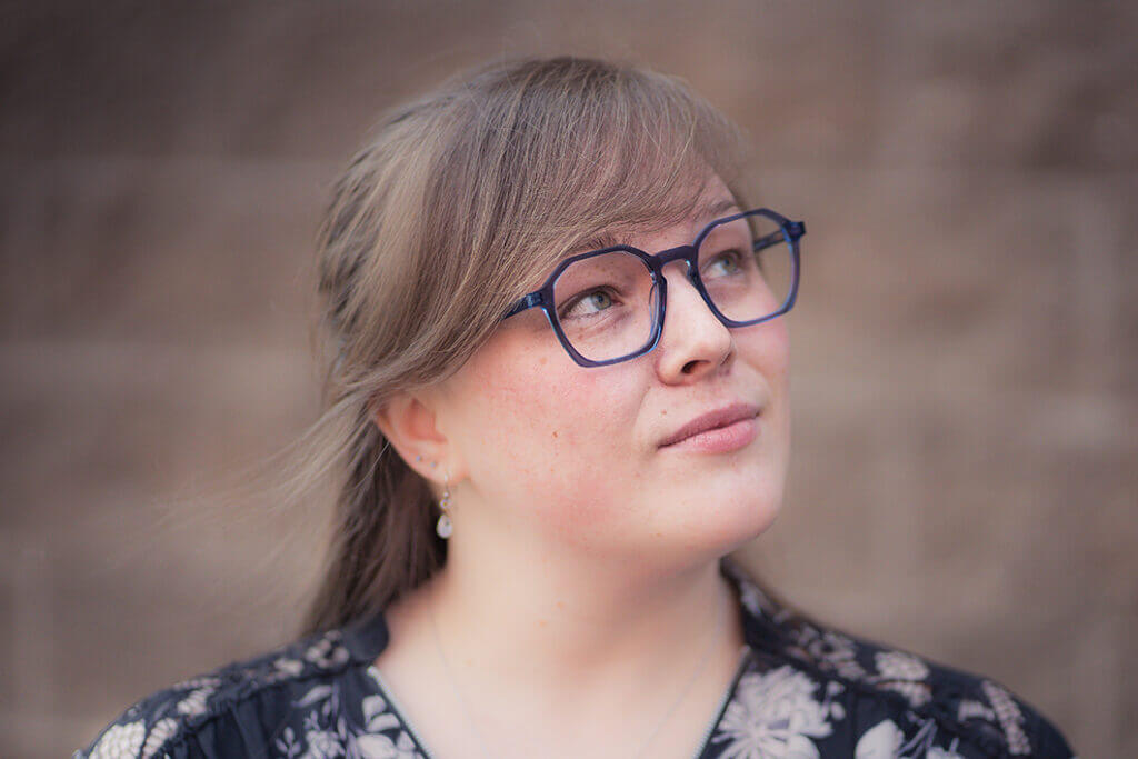 Woman with glasses with dark frames
